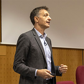 El premio Jaume I de Economía Jan Eeckhout analiza en la UJI la paradoja del beneficio y el impacto en el mercado laboral, el dinamismo empresarial y la desigualdad