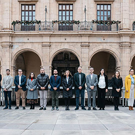 La Plaza Mayor acoge un minuto de silencio en memoria de la mujer asesinada por su pareja en Alicante
