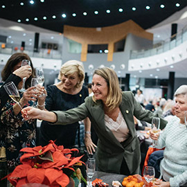 El gobierno municipal homenajea a las personas mayores en el tradicional brindis de Navidad