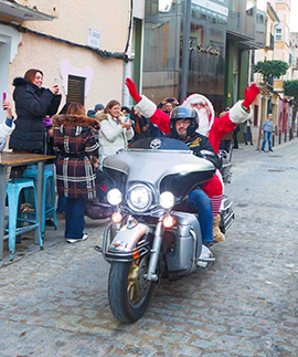 Papá Noel hace su entrada a Benicàssim escoltado por ayudantes motorizados