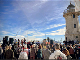 Cientos de personas disfrutan en el Grau de la música y ambiente navideño de la tradicional ´´Zambomba´´ en el Moll de Costa