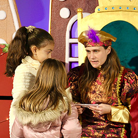 El Cartero Real en el Grao ha recibido las cartas de niñas y niños en el Edificio Moruno