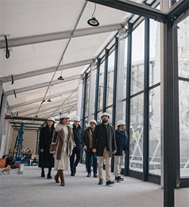 Begoña Carrasco visita la instalación del mercado provisional de Santa Clara que encara su recta final