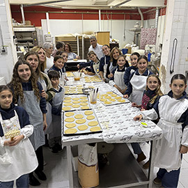 Benicàssim hornea 23.000 ´coquetes de Sant Antoni´ en honor a su patrón