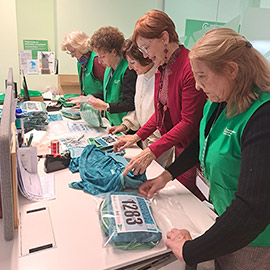 Ritmo acelerado en la Asociación Española Contra el Cancer para preparar los packs solidarios de la X Marcha del día 8