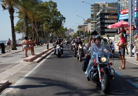 Desde una moto, seguimiento fotográfico del Recorrido del desfile final. Concentración Big Twin  en Castellón