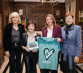 Begoña Carrasco recibe la camiseta con el dorsal 7.000 de la X Marcha contra el Cáncer