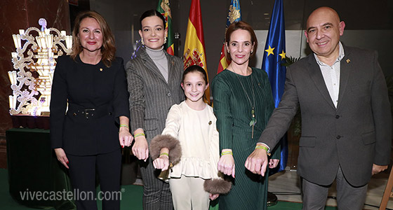 Las reinas de las fiestas Clara Sanz y Ana Colón reciben las pulseras de la Magdalena 2026