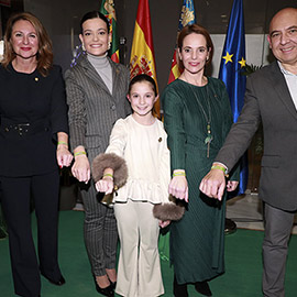 Las reinas de las fiestas Clara Sanz y Ana Colón reciben las pulseras de la Magdalena 2026
