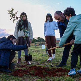 La Asociación Quisqueya planta más de 30 árboles en el Bosque Olímpico de Onda