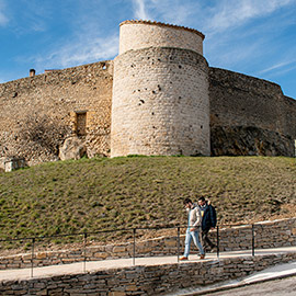 Un camino peatonal accesible une Sant Miquel y la plaza de la Font Vella de Morella
