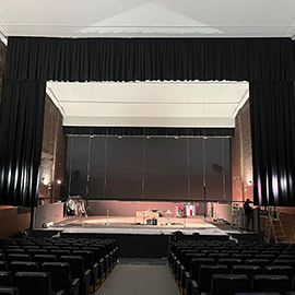 La Vall d´Uixó completa la renovación del Teatro Municipal tras instalar el telón