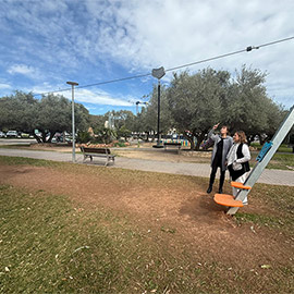 Benicàssim instala una tirolina de 20 metros tras la propuesta de los niños y niñas del municipio en el pleno infantil