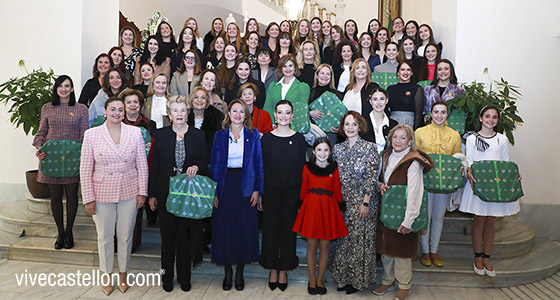 Castellón entrega el tradicional rollo a quienes han ostentado el título de reinas de las Fiestas