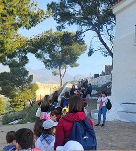 Alrededor de 4.000 niños y niñas conocen el patrimonio festivo de Castellón a través del teatro y visitas a la ermita de la Magdalena