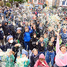 5.500 kilos de confeti se lanzan en el Coso Multicolor