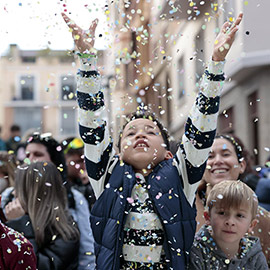 5.500 kilos de confeti se lanzan en el Coso Multicolor