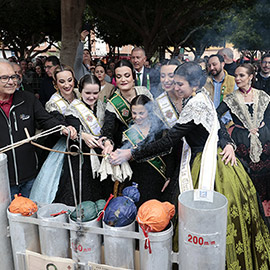 Castelló vibra con la penúltima mascletà a la que asisten las reinas de la provincia de Castellón