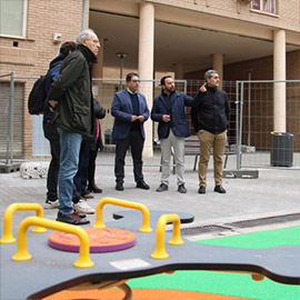 Mejora en los juegos infantiles y la accesibilidad de la plaza Serra Esparreguera gracias a los presupuestos participativos