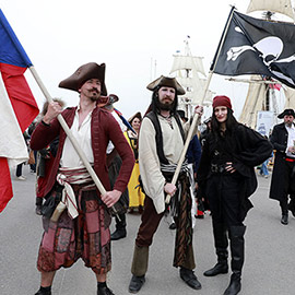 Más de 200 personas participan en el desfile marinero