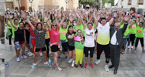 Clase de zumba al aire libre en la plaza Mayor de Castellón