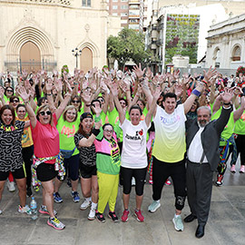 Clase de zumba al aire libre en la plaza Mayor de Castellón