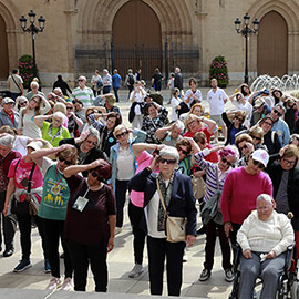 La actividad ´desayuno saludable´ se ha ofrecido a pacientes de varios centros de salud que han participado en una marcha previa
