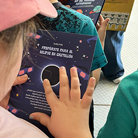 Comienza la entrega del ´Kit del Miniastrónomo´ a escolares en el Planetario de Castellón