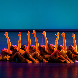El Paranimf acoge el espectáculo «Açò no és la IA. Què ens fa humans?» del alumnado de los talleres de danza