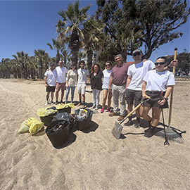 Benicàssim refuerza su compromiso con la sostenibilidad con una jornada de limpieza en la playa junto a la Volta a la Comunitat Valenciana