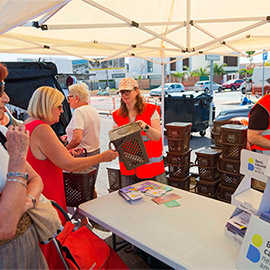Benicàssim reparte 20.000 cubos marrones y bolsas biodegradables para faciltar la separación de residuos orgánicos en los hogares