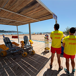 Benicàssim refuerza la accesibilidad en sus playas y triplica el baño asistido