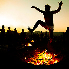 La Nit de Sant Joan congrega a miles de asistentes en la playa del Gurugú