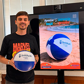 Los establecimientos de Benicàssim reparten balones de playa para incentivar el comercio local en el periodo estival