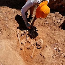 El Aula de Arqueología Mediterránea de la UJI y el MAMBU impulsan una formación especializada en arqueología funeraria en el yacimiento de El Palau