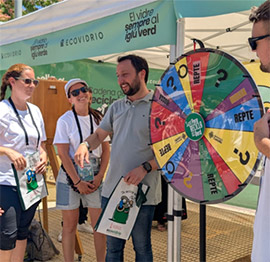 En torno a un millar de personas participan en la campaña de Ecovidrio ´´Sant Pere recicla en Verd´´ en las fiestas del Grao de Castellón