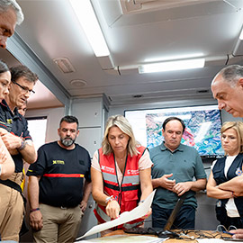 El Consorcio Provincial de Bomberos coordina un amplio dispositivo para mantener el perímetro del incendio forestal de Soneja