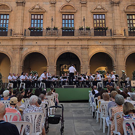 Castellón inicia los actos en honor a Sant Cristòfol con el concierto de la Banda Municipal en la Plaza Mayor