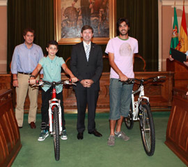 Entrega de las bicicletas al ganador del concurso Bicicplay