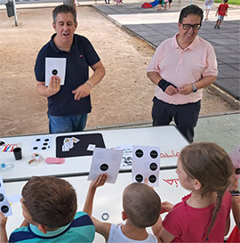 Los talleres de ´´Magia en los Barrios´´ llegan de la mano del Ayuntamiento al Grupo Reyes