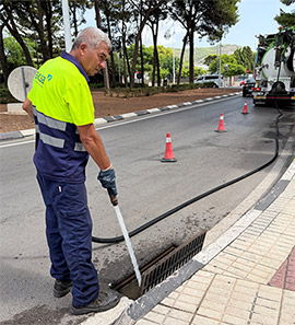 Benicàssim realiza un plan preventivo de limpieza intensiva de imbornales ante la posible llegada de gota fría