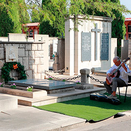 Homenaje a la figura de Francisco Tárrega ante su tumba