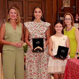 Begoña Carrasco entrega los aderezos oficiales a las reinas de las fiestas 2027 María Collados y Nayra Luque