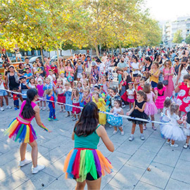 El desfile de disfraces infantil pone color al inicio de la recta final de las fiestas de Benicàssim