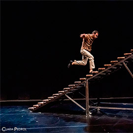 El Paranimf acoge «Ákri», un solo de circo contemporáneo sobre los límites y los espacios de tránsito