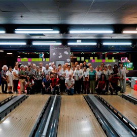 Salera y Cruz Roja celebran el Día del Mayor con una jornada de bolos para fomentar la compañía y las relaciones sociales