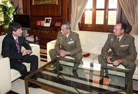 El general Acuña y del subdelegado de Defensa, Manuel Matas visitan al Alcalde