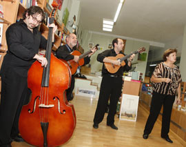 El grupo castellonense Voz y Modos en la librería Babel