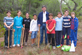 Plantación de pinos y carrascas en el Paraje Natural Municipal de la Magdalena