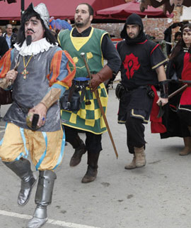 Mercadillos, bailarinas, soldados, saltimbanquis y duendes en la V Feria Medieval de Mascarell